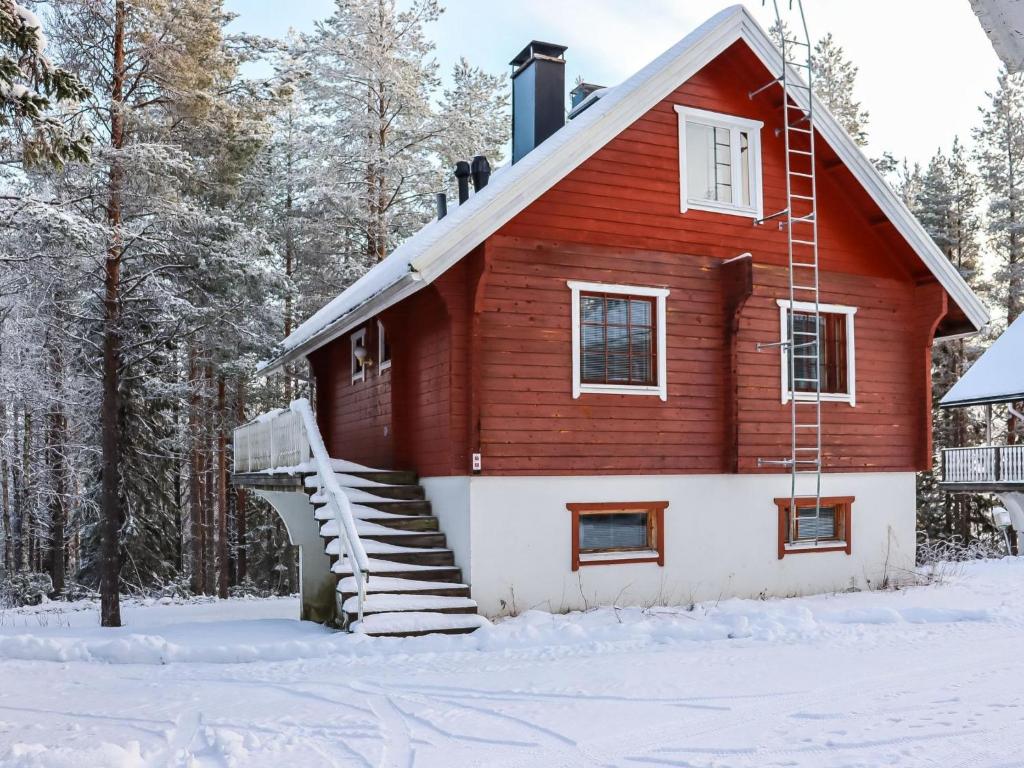 HyrynsalmiにあるHoliday Home Alppikylä 8a paritalo includes two ski l by Interhomeの雪中の赤白家屋