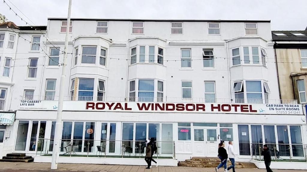 un edificio blanco con gente caminando delante de él en The Royal Windsor Hotel, en Blackpool