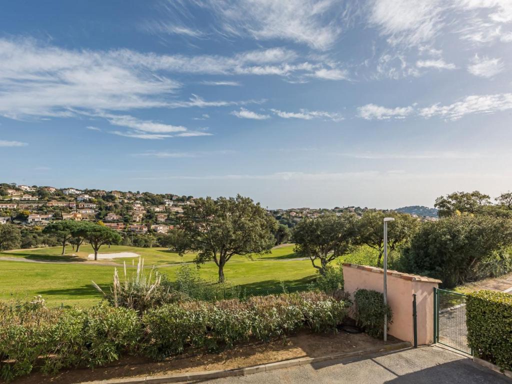 - une vue sur le parcours de golf depuis le balcon d'une maison dans l'établissement Holiday Home Les Maisons du Golf-1 by Interhome, à Sainte-Maxime