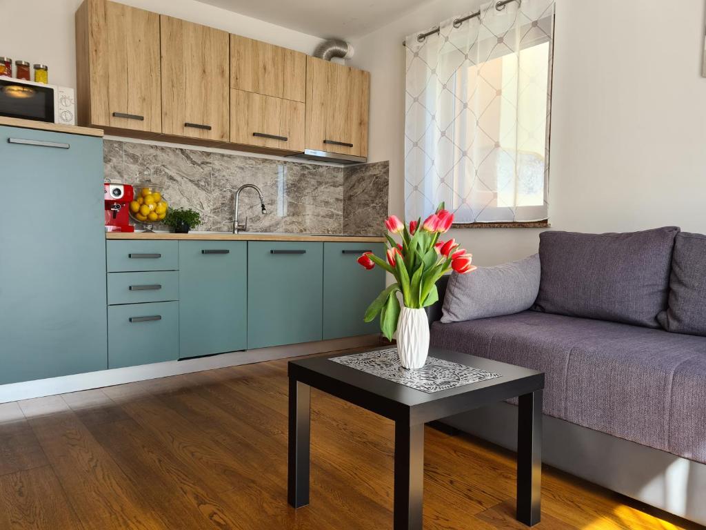 A kitchen or kitchenette at Downtown Apartment Ela