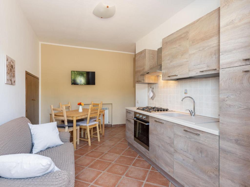 kuchnia i jadalnia z kanapą i stołem w obiekcie Apartment Benedetta by Interhome w mieście Castiglione della Pescaia