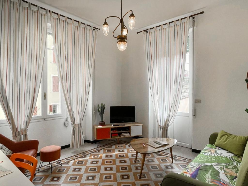 Televízia a/alebo spoločenská miestnosť v ubytovaní Apartment 8 1-2 by Interhome