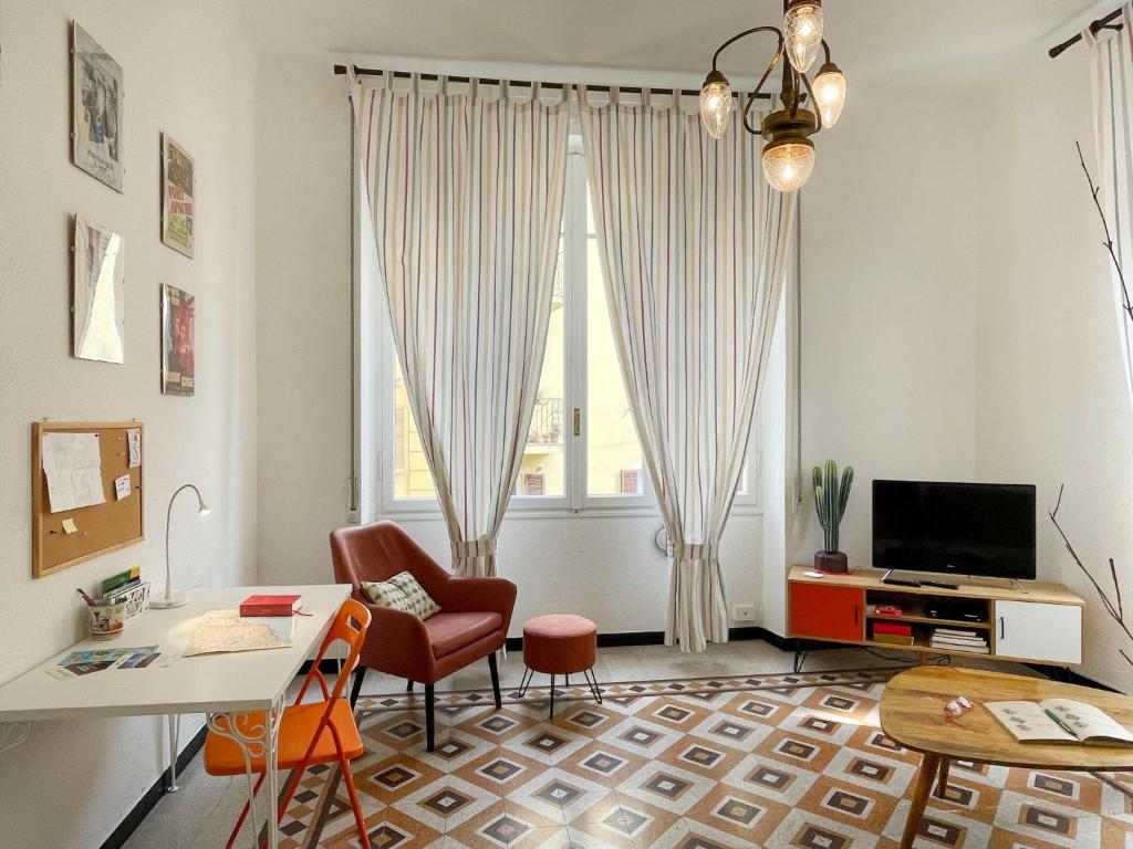 Televízia a/alebo spoločenská miestnosť v ubytovaní Apartment 8 1-2 by Interhome