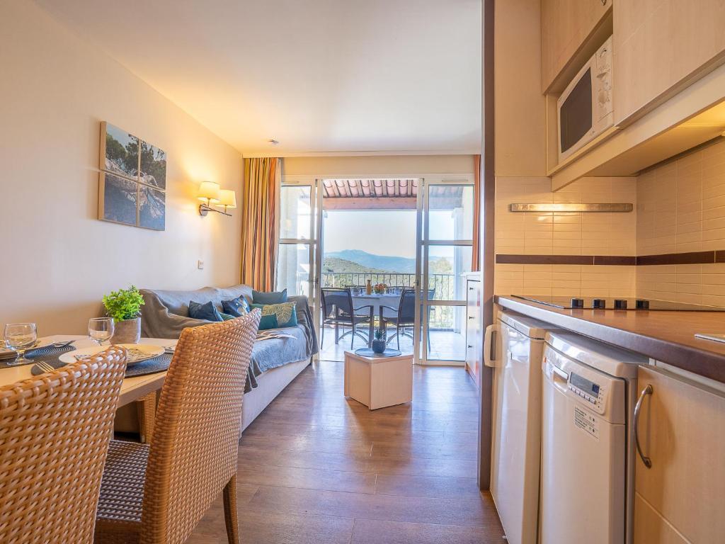 une cuisine et un salon avec un canapé et une table dans l'établissement Apartment L'Esquinade - H2 312 by Interhome, à Agay