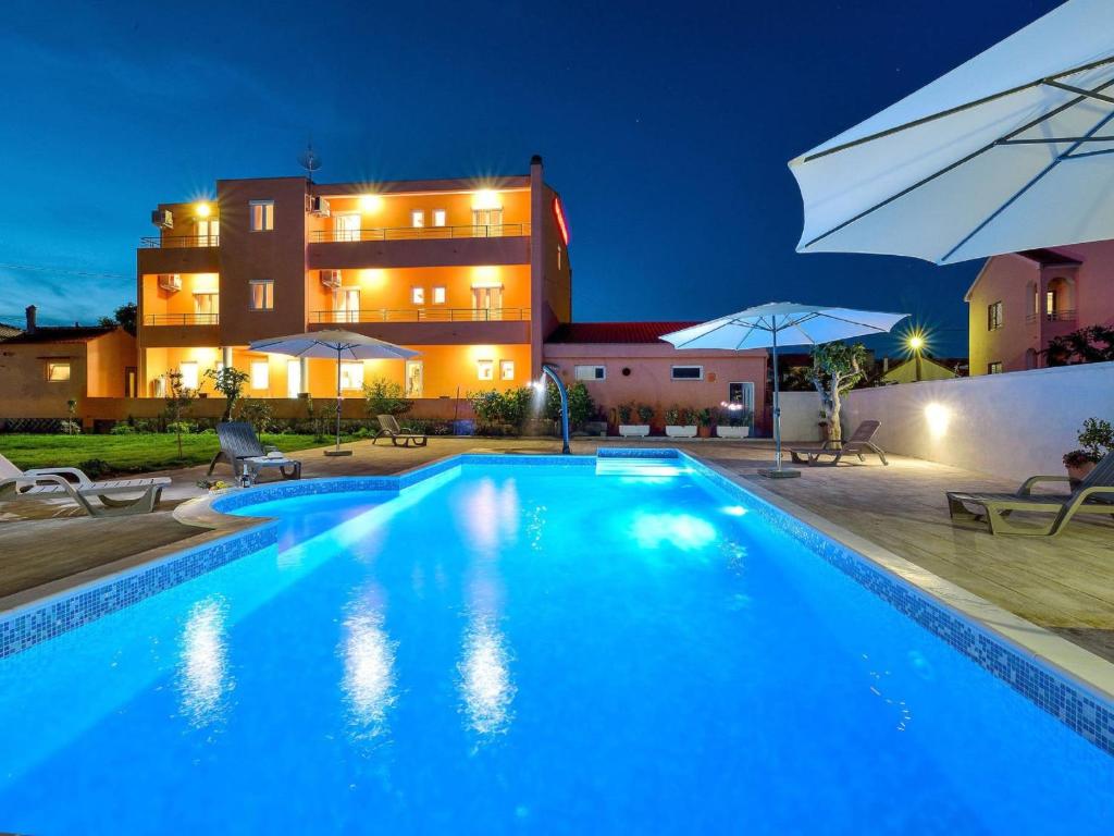 Bazén v ubytovaní Apartment Bonex-4 by Interhome alebo v jeho blízkosti