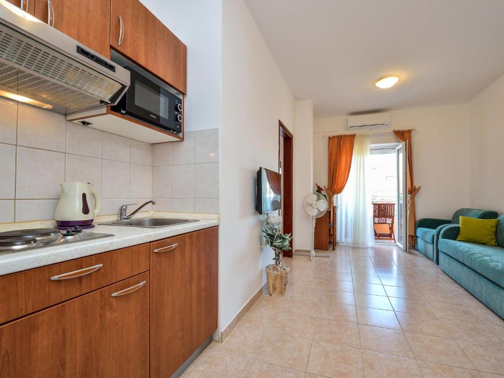 Kuchyňa alebo kuchynka v ubytovaní Apartment Bonex-4 by Interhome