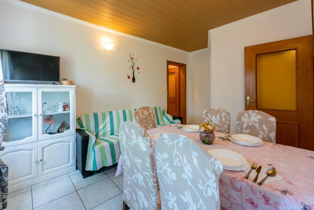 TV a/nebo společenská místnost v ubytování Apartments Lino