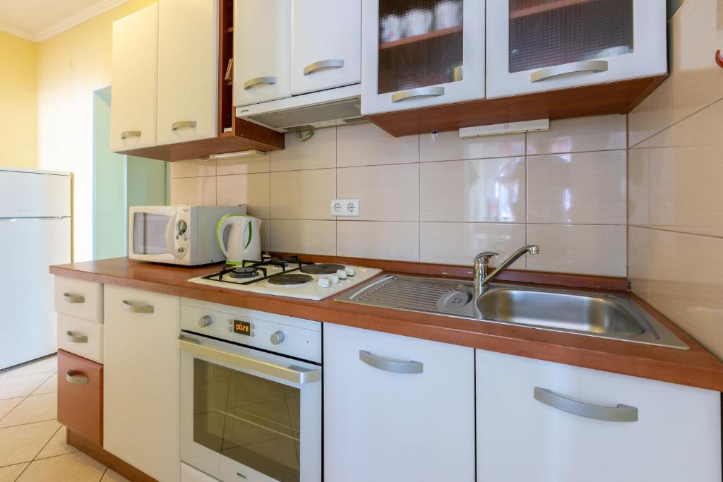 Kuchyň nebo kuchyňský kout v ubytování Apartments Lino