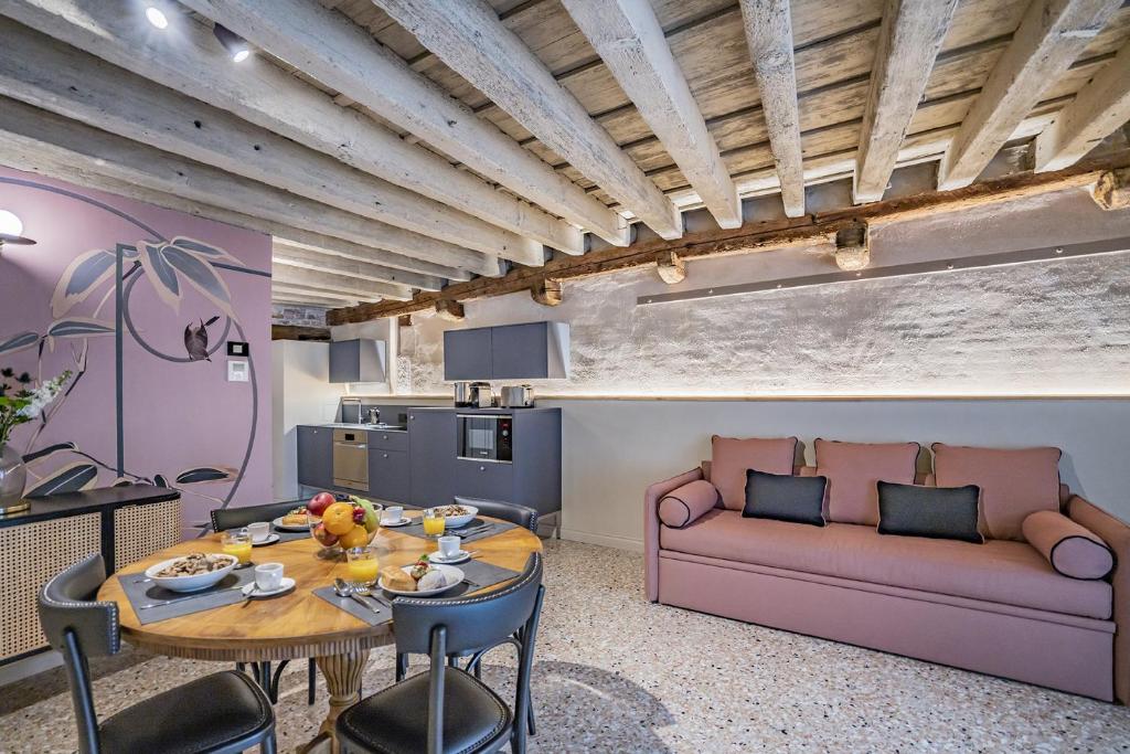 ein Wohnzimmer mit einem Sofa und einem Tisch in der Unterkunft Corte Rubbi 5514 Canal View in Venedig