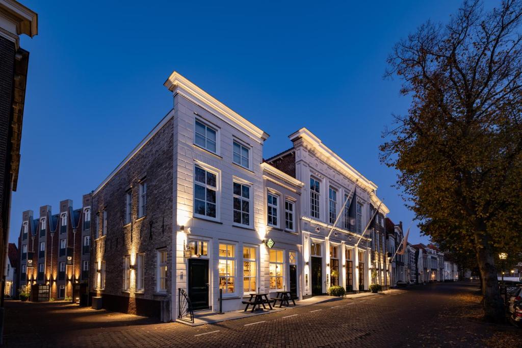 una fila de edificios en una calle por la noche en Mondragon en Zierikzee