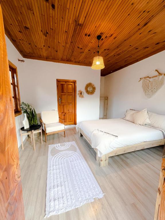 Postel nebo postele na pokoji v ubytování Olymposoase pansiyon