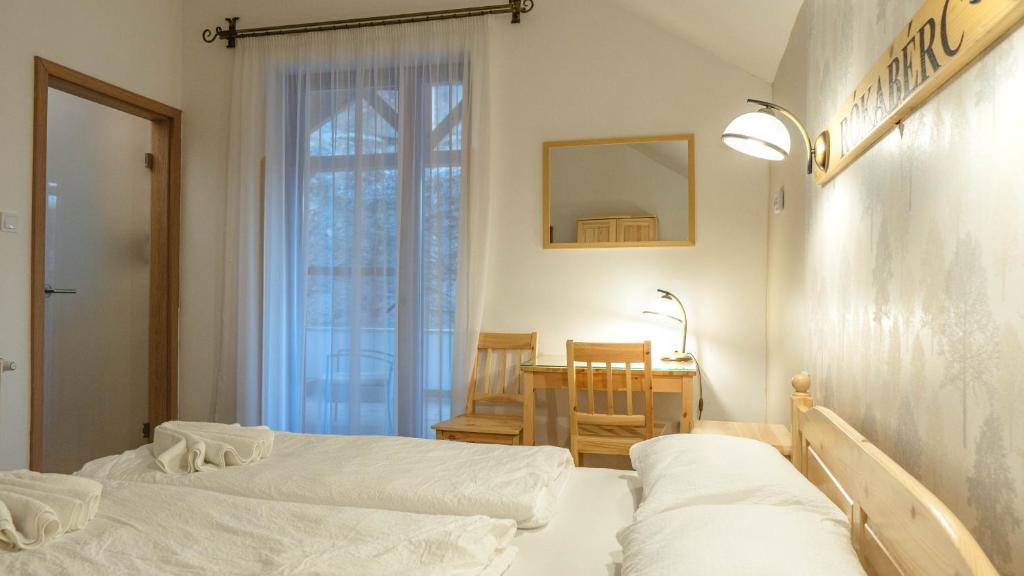 Postel nebo postele na pokoji v ubytování Rókabérc Vadászház Hotel