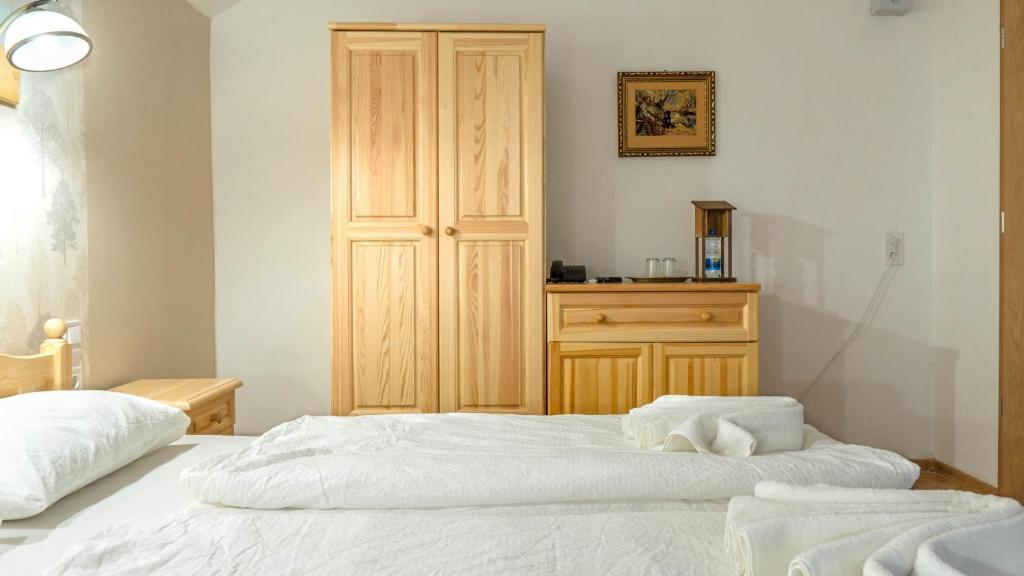 Postel nebo postele na pokoji v ubytování Rókabérc Vadászház Hotel