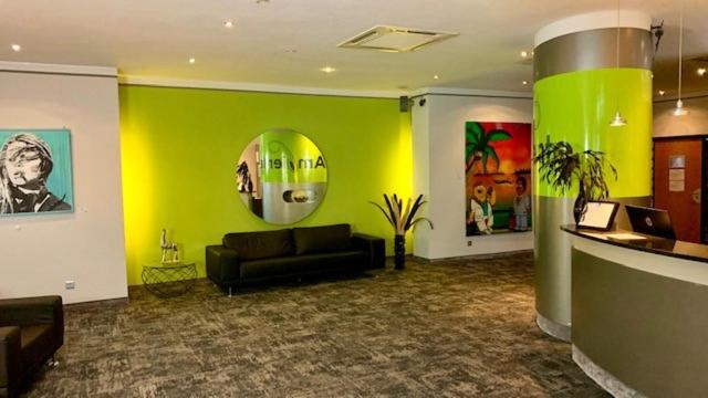 uma sala de estar com um sofá e uma parede verde em Hotel Ambiente Walldorf em Walldorf