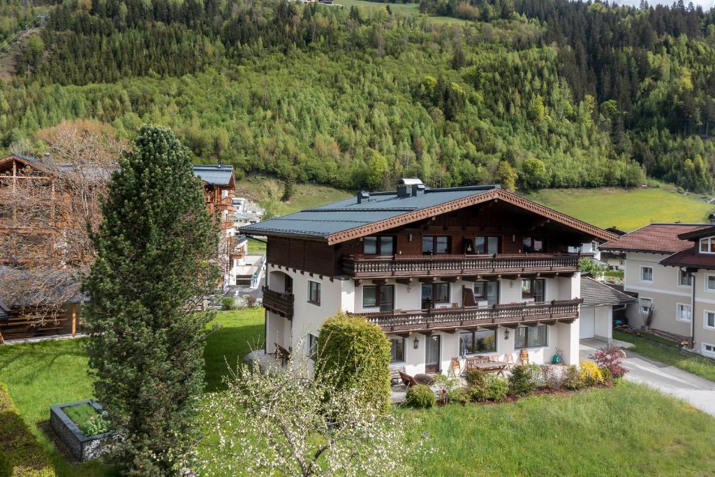 ein großes Haus in einem Dorf in den Bergen in der Unterkunft Apartmenthaus Berndlalm in Neukirchen am Großvenediger