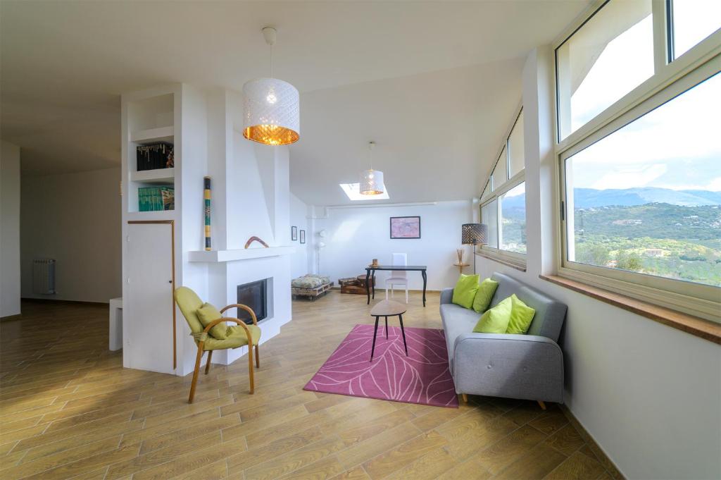salon z kanapą i oknami w obiekcie Le Voyageur Cilento w mieście Vibonati