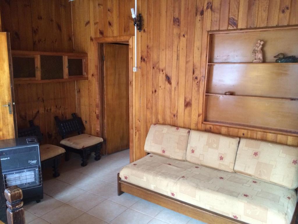 Camera con letto, tavolo e sedia di Cabañas Los Castaños a Licán Ray