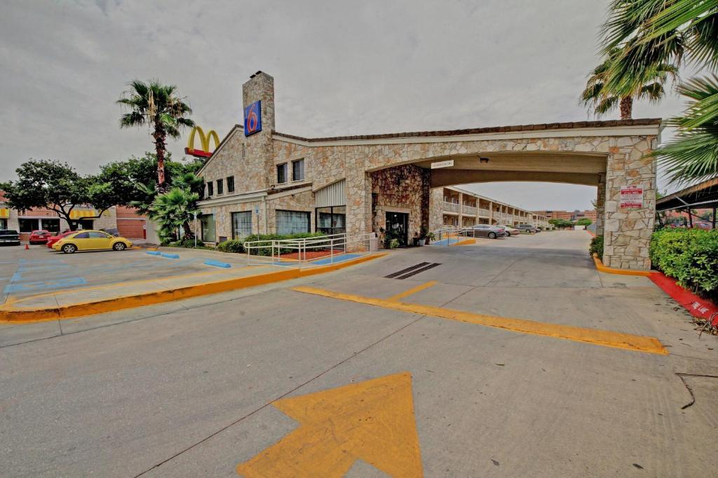an empty parking lot in front of a building at Motel 6-San Antonio, TX - Downtown - Market Square in San Antonio