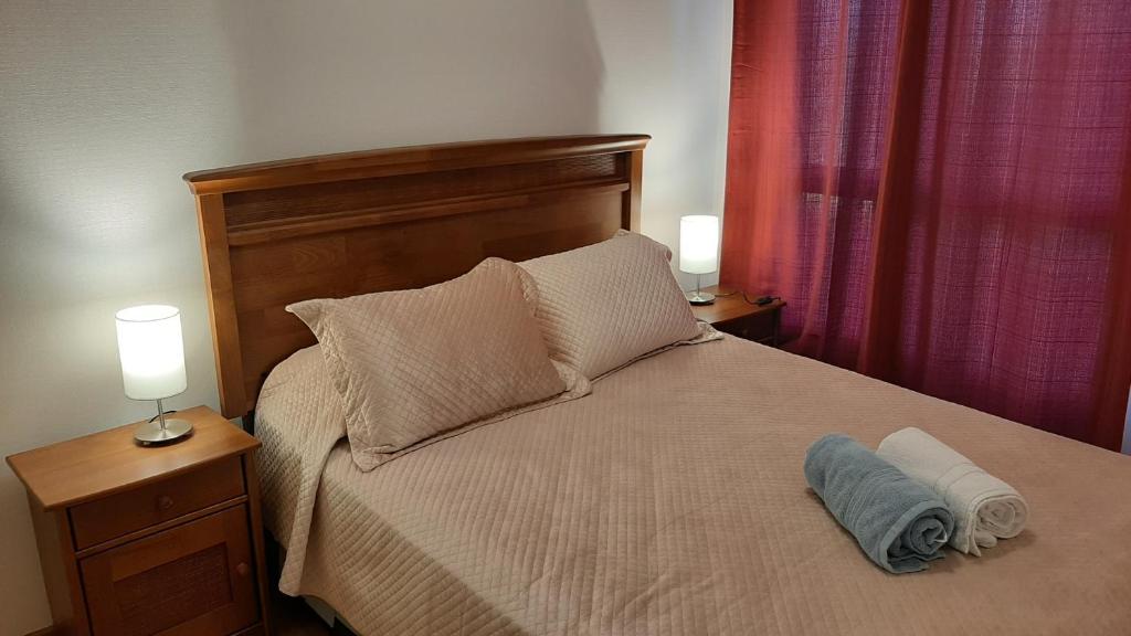 a bedroom with a bed with a pillow on it at Vista Apartments - Aire Acondicionado y Estacionamiento in Rancagua