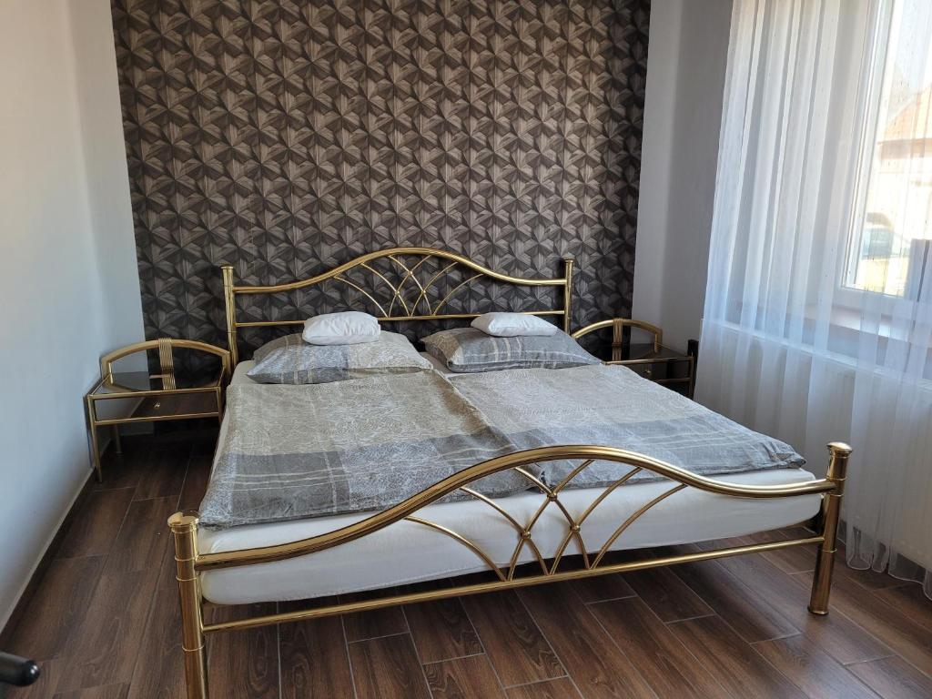 Łóżko lub łóżka w pokoju w obiekcie Megyeház Apartman