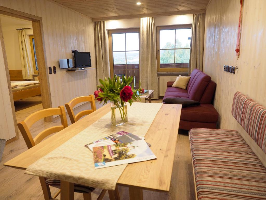ein Wohnzimmer mit einem Tisch und einem Sofa in der Unterkunft Birkholmhof in Bärnau