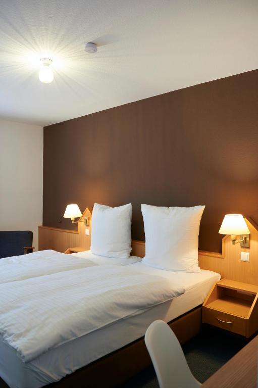 Una cama o camas en una habitación de Augustin´s Hotel