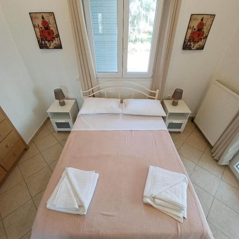 Postel nebo postele na pokoji v ubytování Eleonas Apartment 1, Lygia