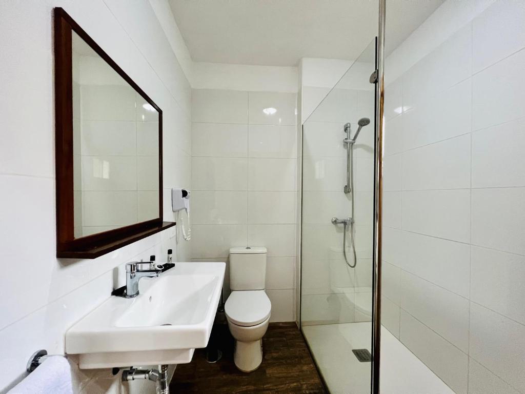 A bathroom at Apartamentos Frontera
