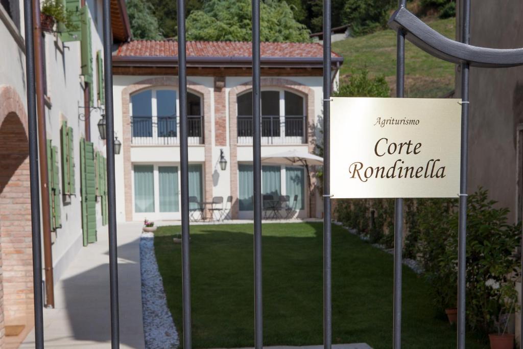 una señal frente a una casa en Agriturismo Corte Rondinella, en Verona