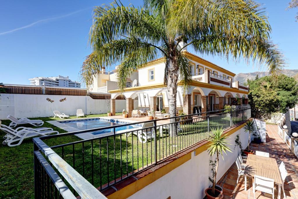 Photo de la galerie de l'établissement 088 Bright and Spacious Andalusian Style Villa With Private Pool, à Fuengirola