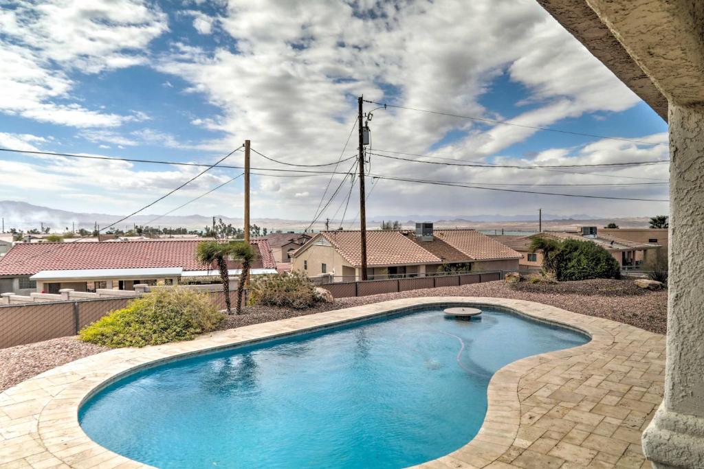 una piscina en el patio de una casa en Large Casa with Heated Pool and Fenced-in Backyard! en Lake Havasu City