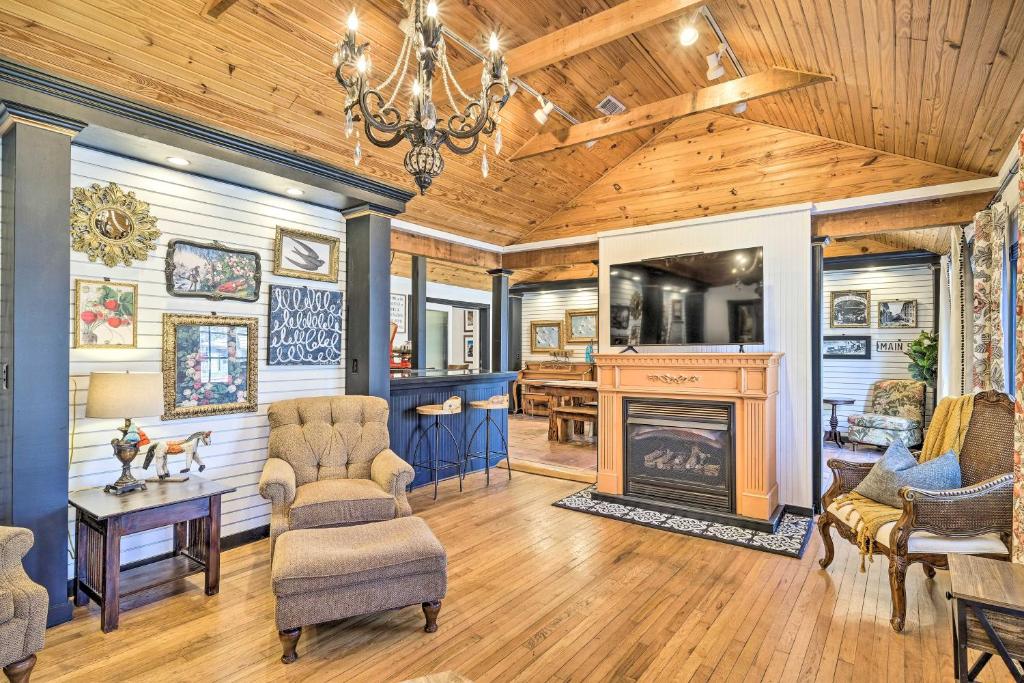 TV a/nebo společenská místnost v ubytování Eclectic Osage Cottage in Historic District