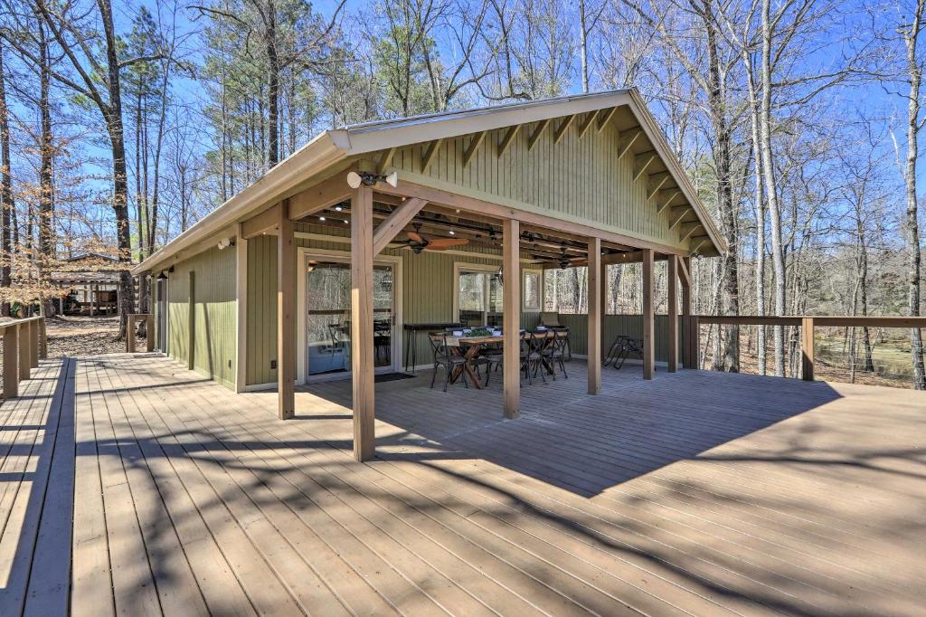 un pabellón con una mesa en una terraza de madera en Stunning Culloden Cabin with Deck and Creek View!, en Culloden