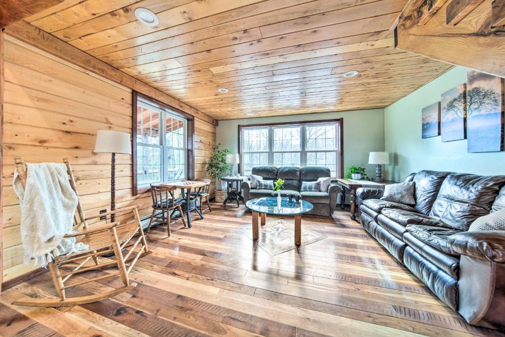 uma sala de estar com um sofá de couro e uma mesa em Rose Valley House Yard, Deck and Game Room! 