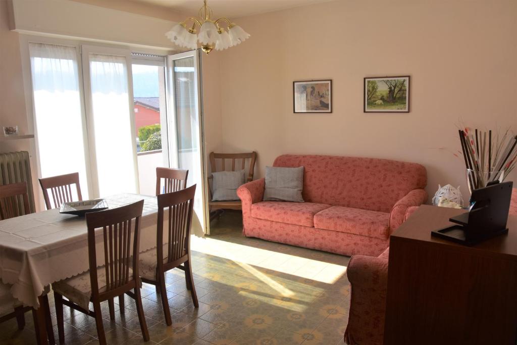 sala de estar con sofá rojo y mesa en CASA CARLOTTA (Cipat 022104-AT-010301) en Levico Terme