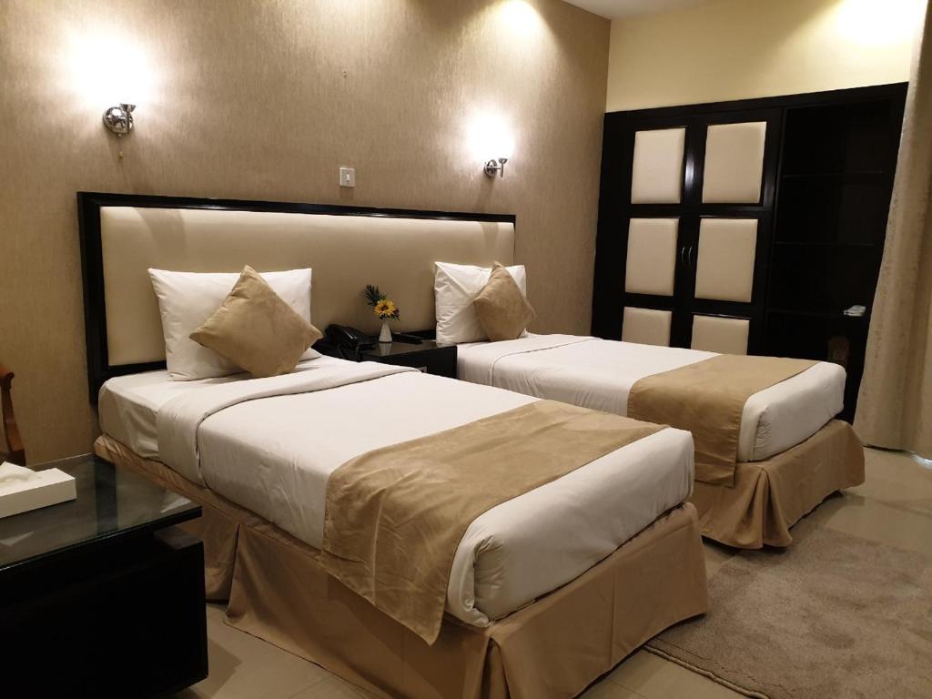 Giường trong phòng chung tại Palm Beach Hotel