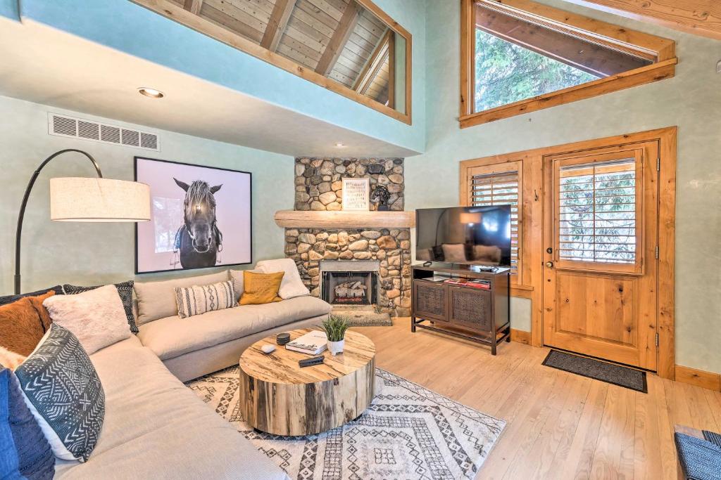 un salon avec un canapé et une cheminée dans l'établissement Sun Valley Family House with Fire Pit and Grill!, à Sun Valley