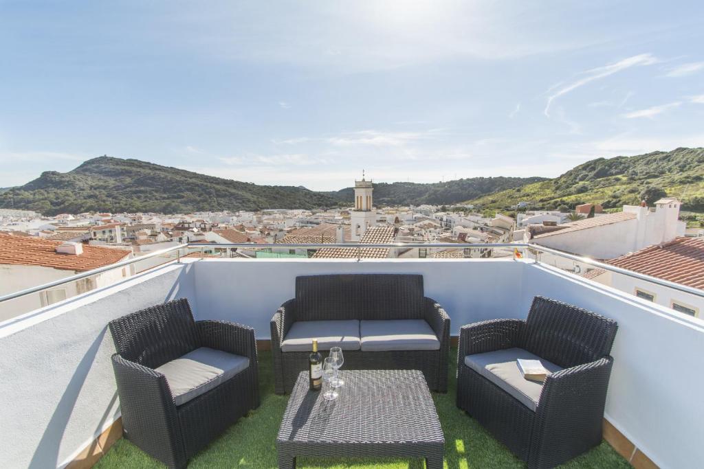 d'un balcon avec des chaises et une table offrant une vue. dans l'établissement Casa Maria by Sonne Villas, à Ferreries