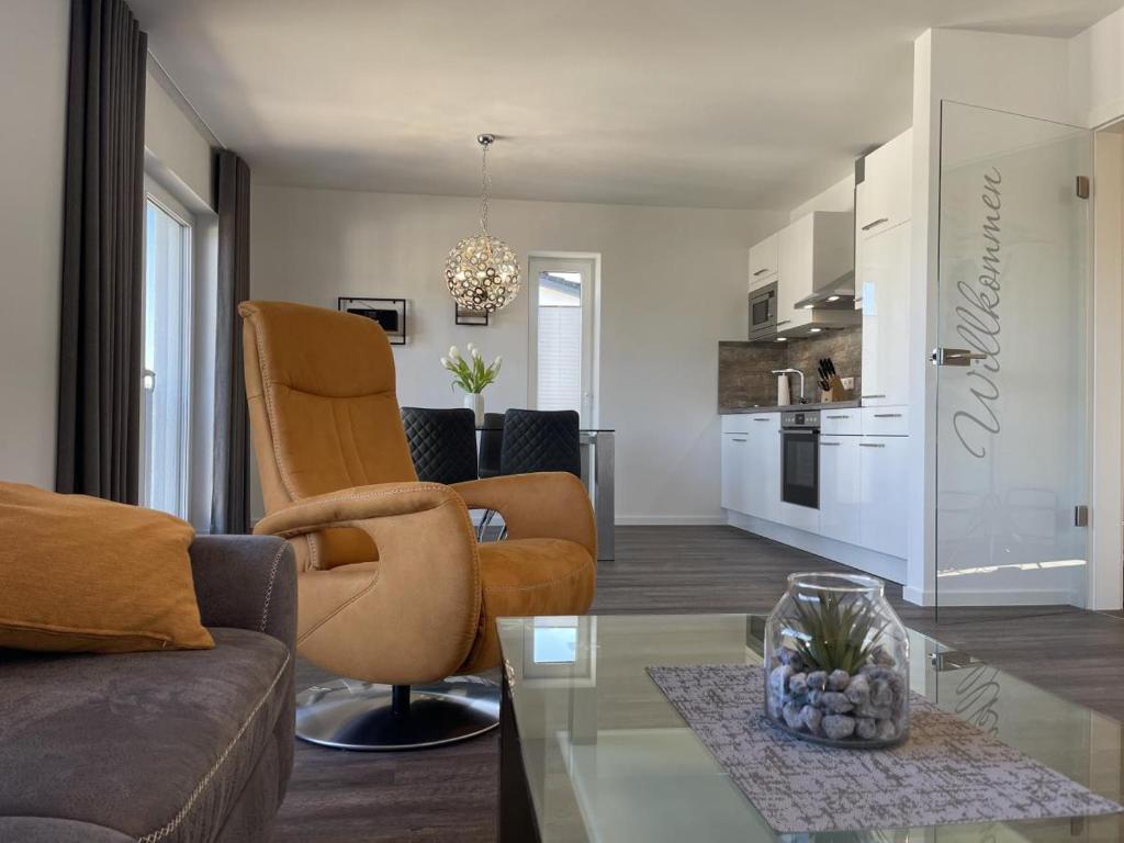 een woonkamer met een bank en een tafel bij Sonnenweg 11 in Heringhausen