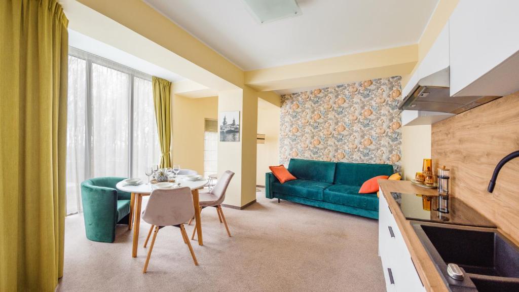 科沃布热格Verano, Sun & Snow的客厅里有一张绿色的沙发和一张桌子