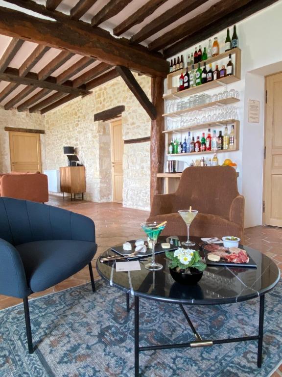 Le Merlerault的住宿－Domaine de Prestal，客厅配有桌子和沙发