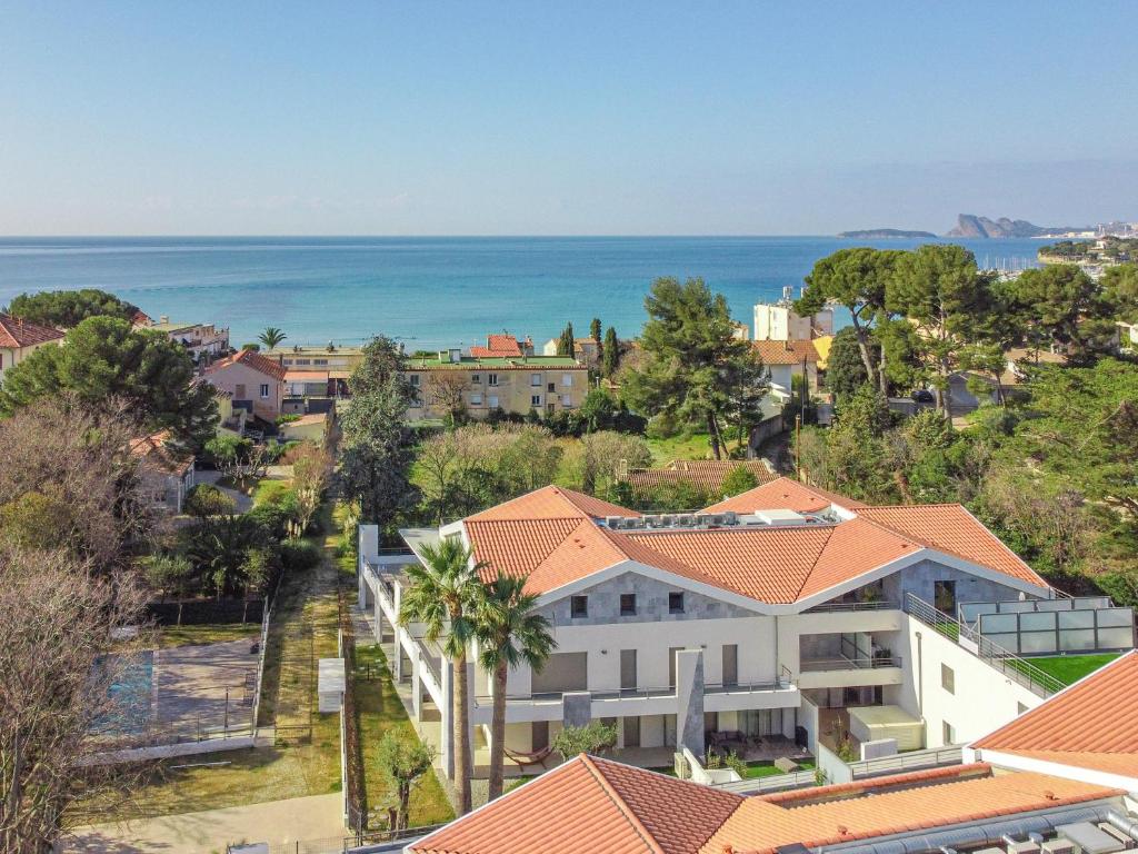 an aerial view of a house with the ocean in the background at T2 NEUF A4 RDJ-PISCINE–ACCÈS DIRECT PLAGES ET CENTRE VILLAGE– in Saint-Cyr-sur-Mer