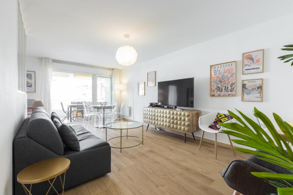 un salon avec un canapé et une salle à manger dans l'établissement Large 2 Bdr at Nice Port, à Nice