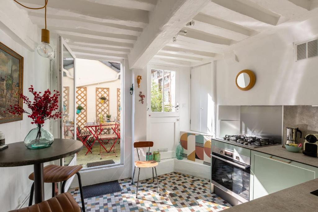 un salon avec une table et une cuisine dans l'établissement Les Oiseaux du Corsaire 3 House & Terrace 6 P - Center Honfleur, à Honfleur