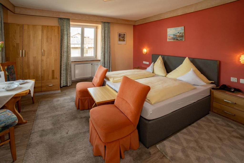 Postel nebo postele na pokoji v ubytování Kneipp-Kurhotel Emilie