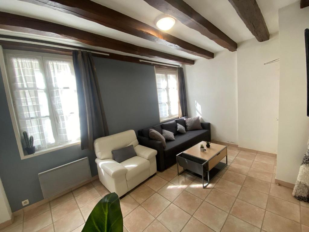 a living room with a couch and a coffee table at Logement de groupe au centre d'Azay le Rideau in Azay-le-Rideau