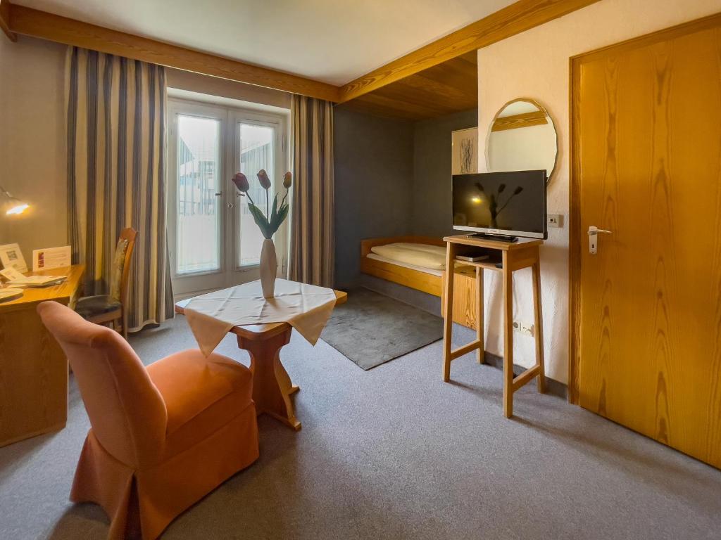 TV a/nebo společenská místnost v ubytování Kneipp-Kurhotel Emilie