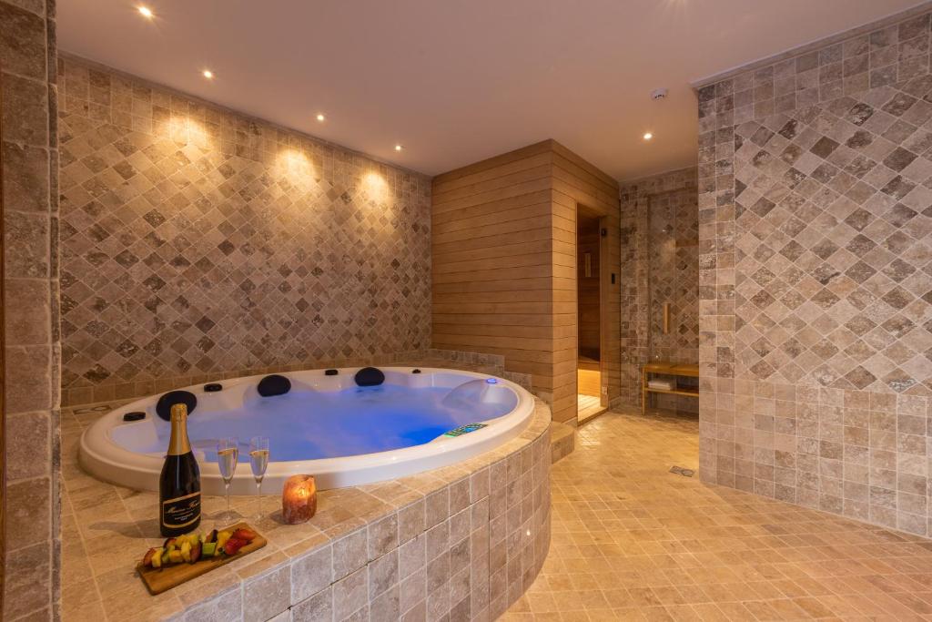 łazienka z wanną i butelką wina w obiekcie B&B Follonica w mieście Follonica
