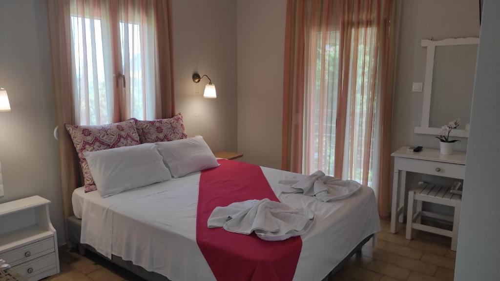 Postel nebo postele na pokoji v ubytování Rastoni Guest House Skopelos