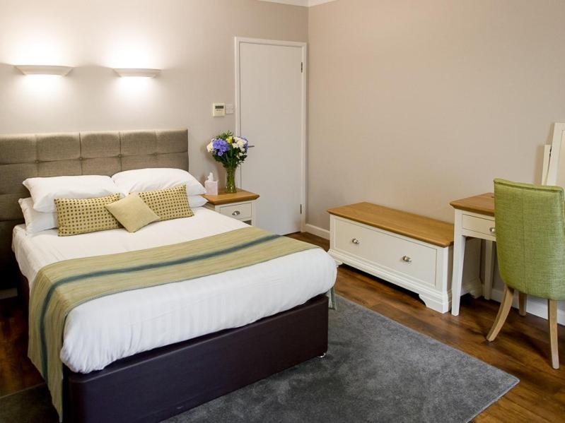 The White Horse Hotel and Luxury Shepherds Huts - 
